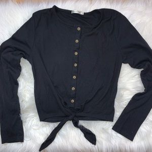 Long sleeve shirt with a knot at the bottom 🖤